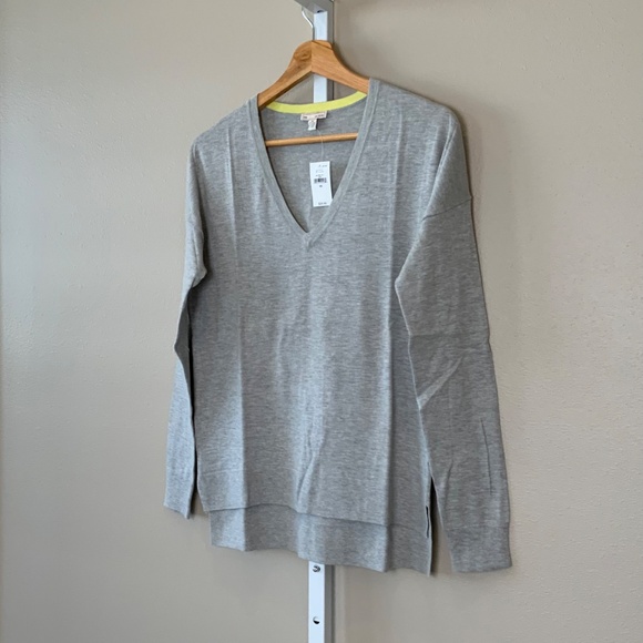 GAP Luxelight Perfect V-neck Sweater - Picture 9 of 16